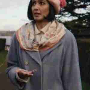 Sex Education S03 Emi­ly Sands Blue Coat